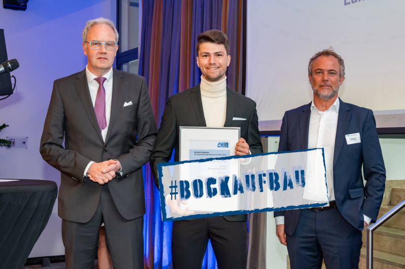 Lukas mit Urkunde bei der Preisverleihung