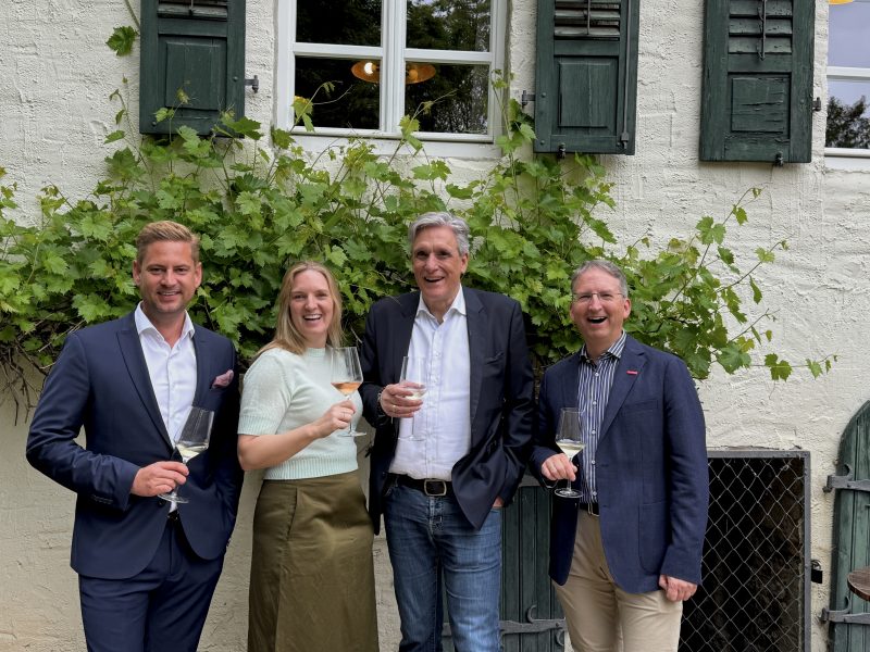 v.l.n.r.: Manuel Ludwig (Geschäftsführer Molitor select GmbH), Tina Badrot (Geschäftsführerin J. Molitor Immobilien GmbH), Stephan Trautmann, Tim Gemünden (Geschäftsführer J. Molitor Immobilien GmbH) Fotonachweis: Molitor select GmbH