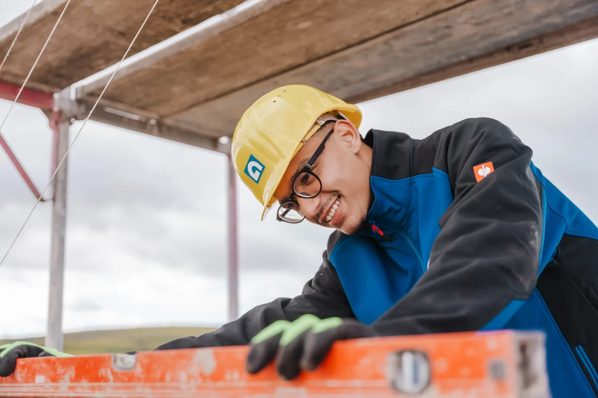 Präzision ist wichtig: Maurer:innen arbeiten sehr genau.