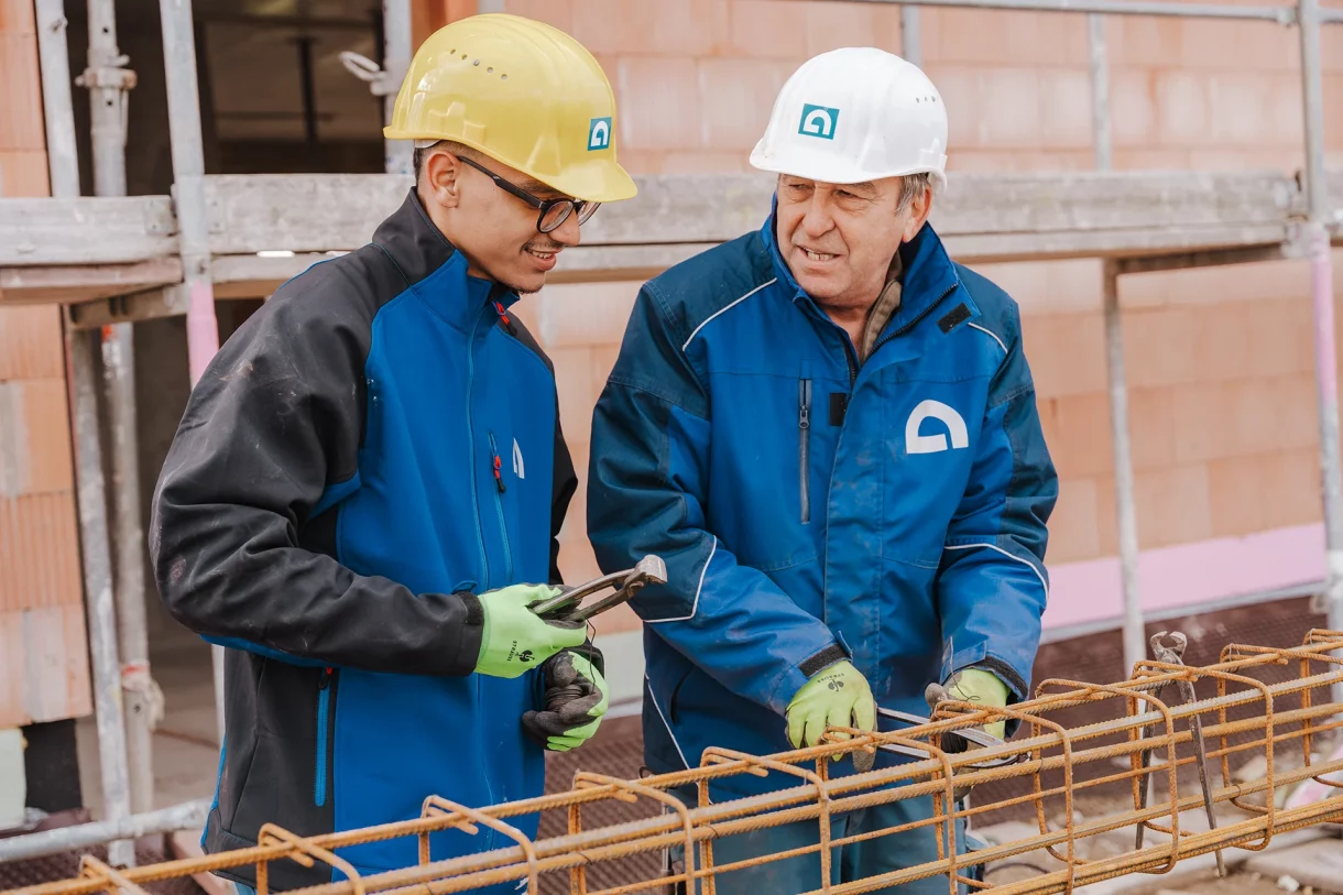 Du wirst von erfahrenen Kollegen ausgebildet, die Dir zeigen, wie es auf der Baustelle läuft.