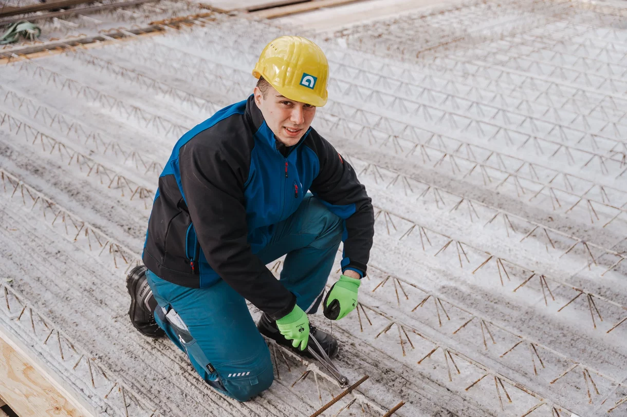 Zum Beruf gehört nicht nur das klassische Mauern "Stein auf Stein". Hier arbeitet unser Azubi an der Bewehrung (Stahleinlage) für eine Stahlbetondecke.