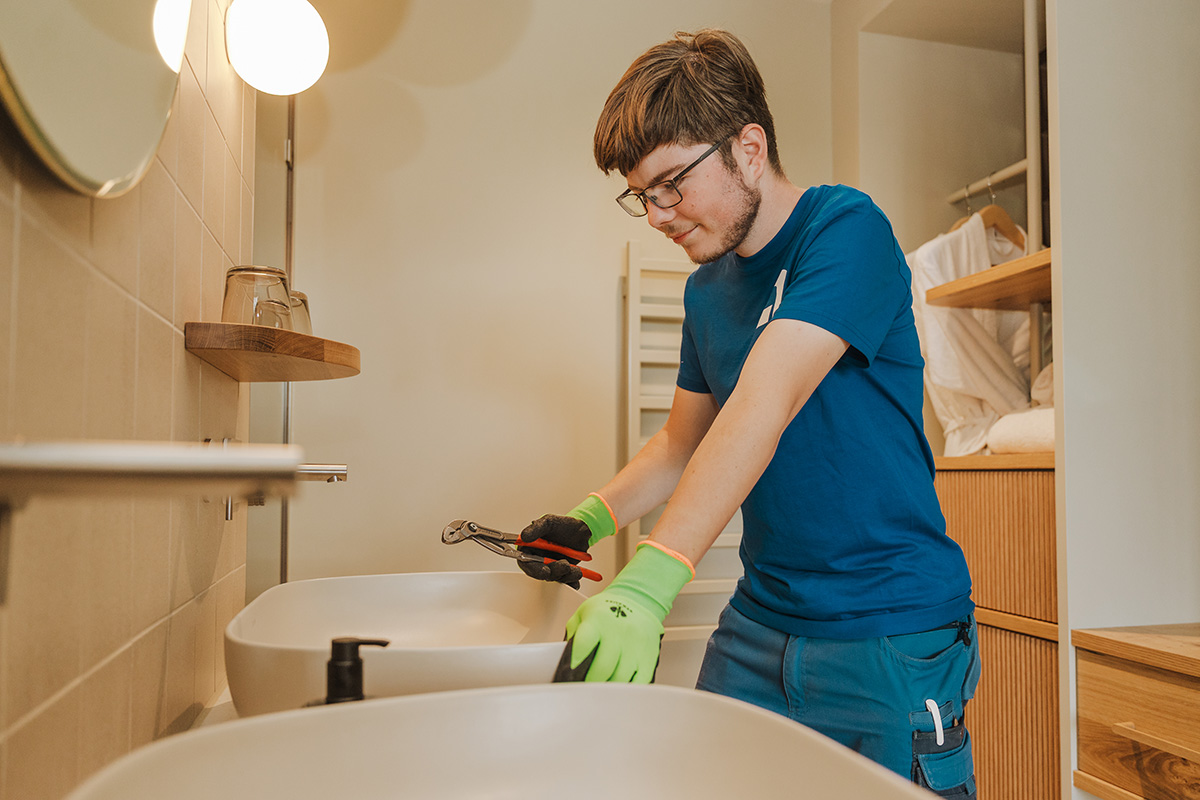 Ein wichtiger Arbeitsbereich sind Sanitäranlagen – also Waschbecken, Toiletten etc.