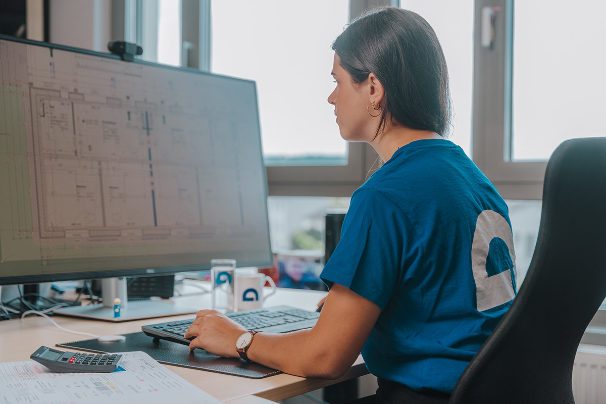 Bauzeichner:innen arbeiten mit Planungssoftware. Sie erstellen Pläne und digitale Gebäudemodelle.