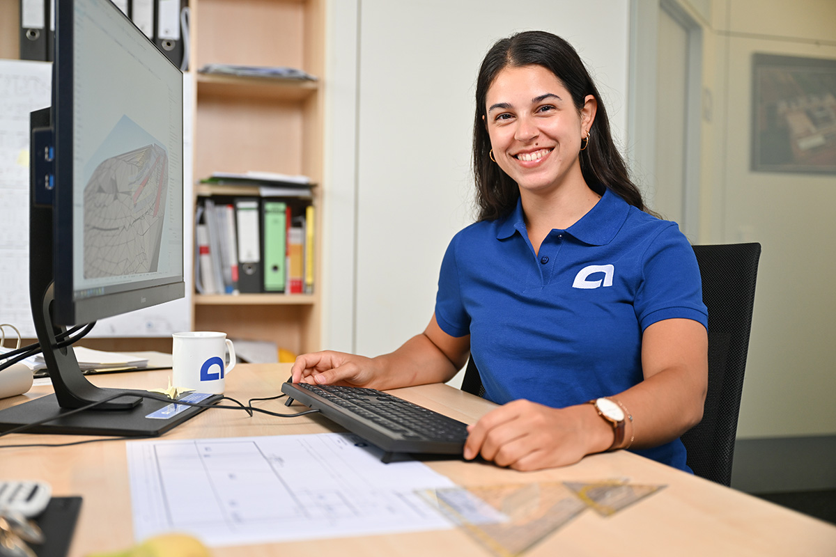 Bauzeichnerinnen und Bauzeichner arbeiten hauptsächlich im Büro mit Planungstools.