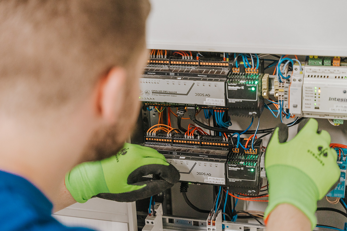 Hier arbeitet unser Azubi an einem Schaltschrank. In dem sind Sicherungen, Schalter und Steuergeräte eingebaut, um Maschinen oder Anlagen zu steuern.