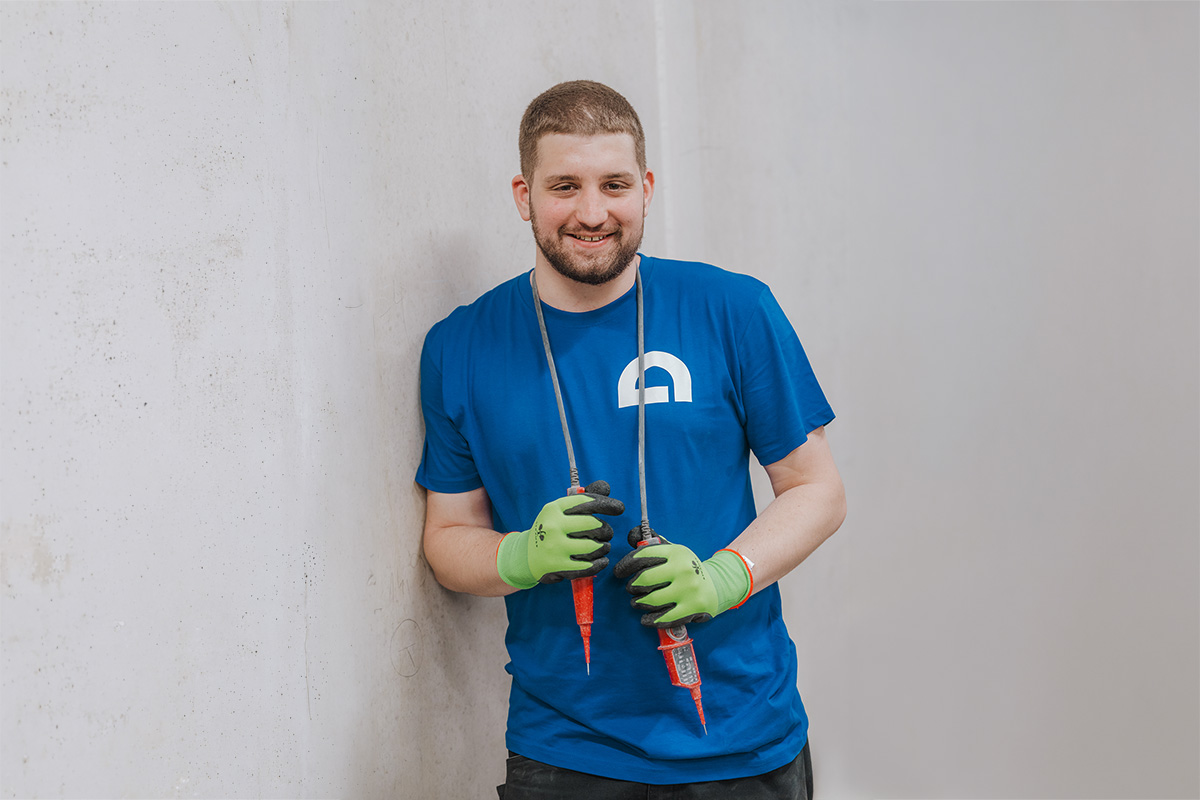 Elektroniker:innen arbeiten mit verschiedenen Werkzeugen, zum Beispiel mit dem Spannungsprüfer.