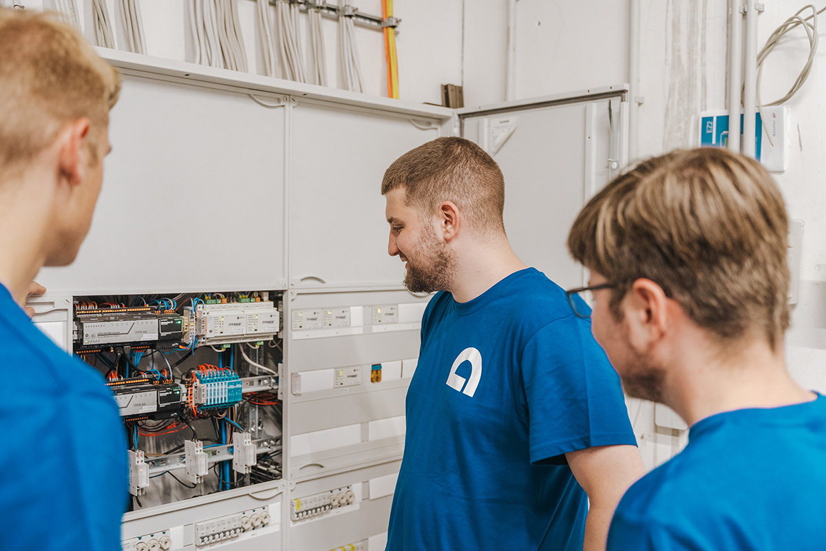 Teamwork: Du arbeitest nicht nur mit Deinem eigenen Team, sondern auch mit anderen Gewerken und Abteilungen zusammen.