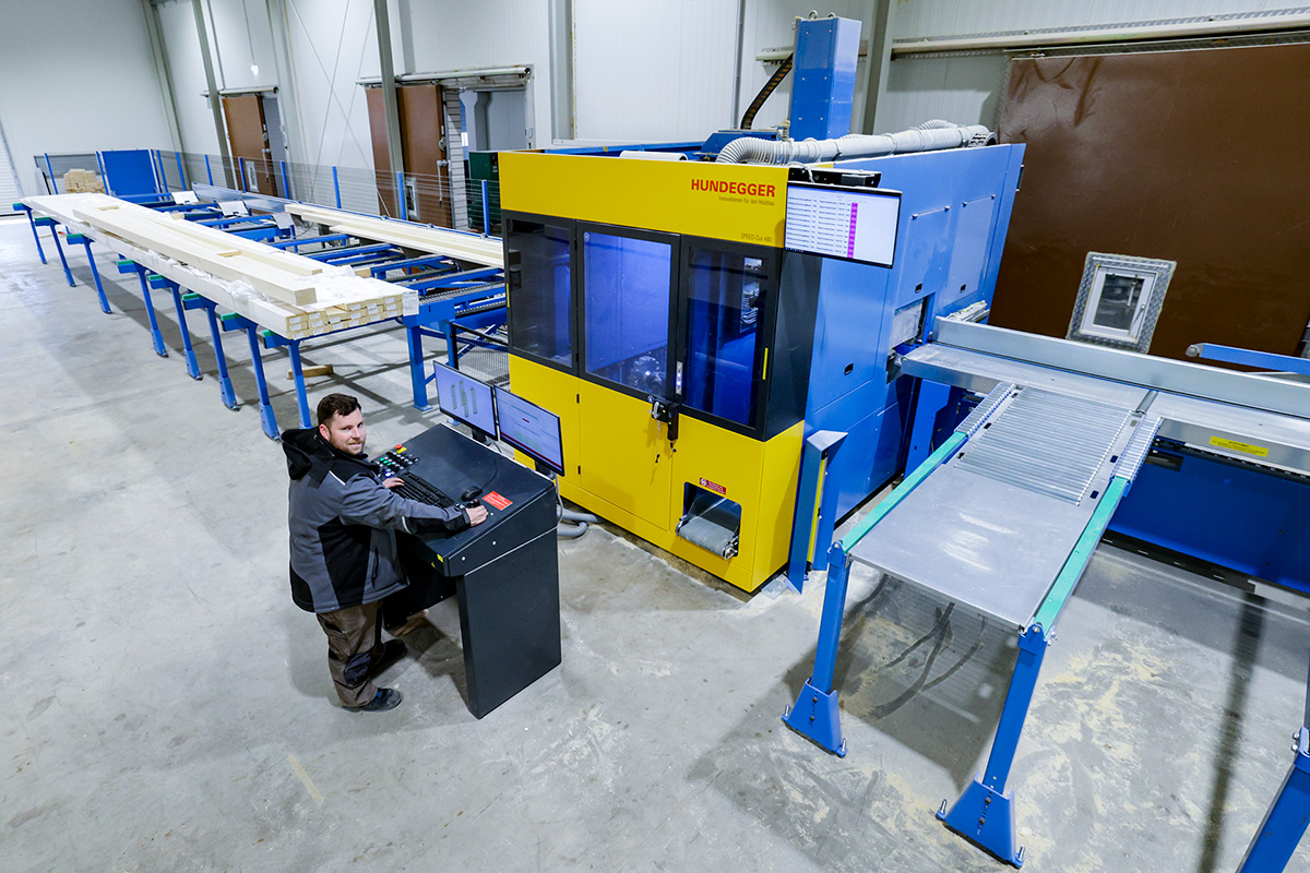 Zur Arbeit gehört auch das Bedienen großer Maschinen wie dieser Abbund-Maschine.