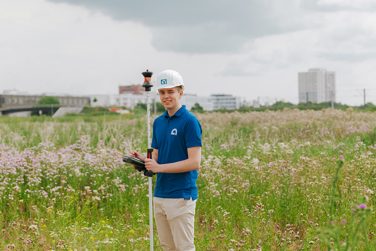 In der Vermessungstechnik arbeitest Du oft draußen.