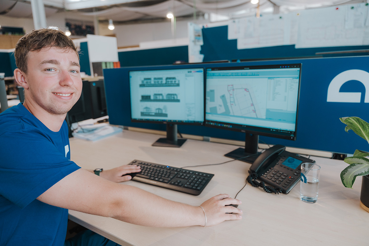 Auch die Büroarbeit gehört dazu: Hier werden die erfassten Messdaten ausgewertet, weiterverarbeitet und in Pläne sowie digitale Modelle übertragen.