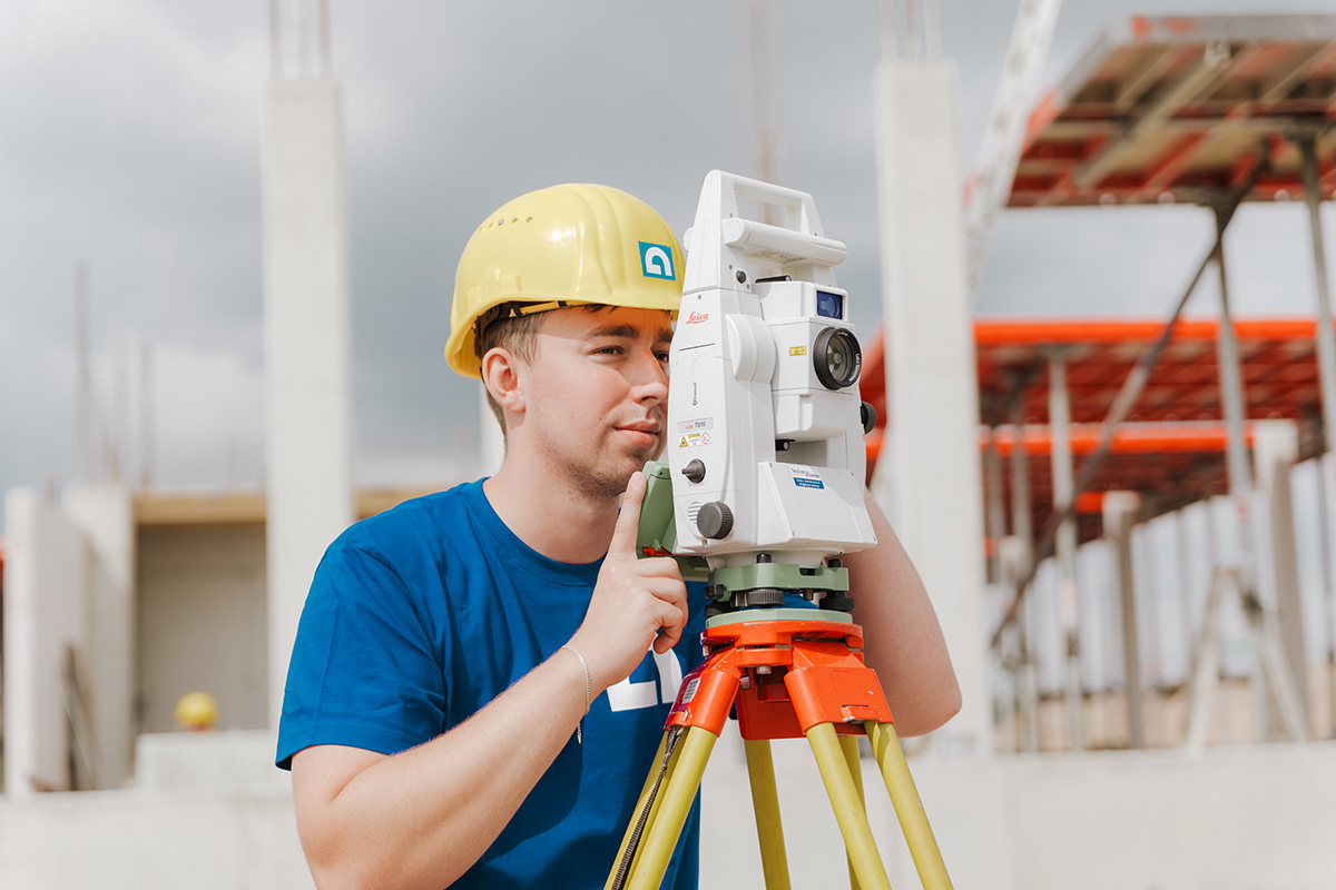 1. Bild: Hier wird ein Rohbau mit dem Tachymeter vermessen. Damit werden Strecken und Winkel erfasst, um die exakte Position von Punkten zu bestimmen.
