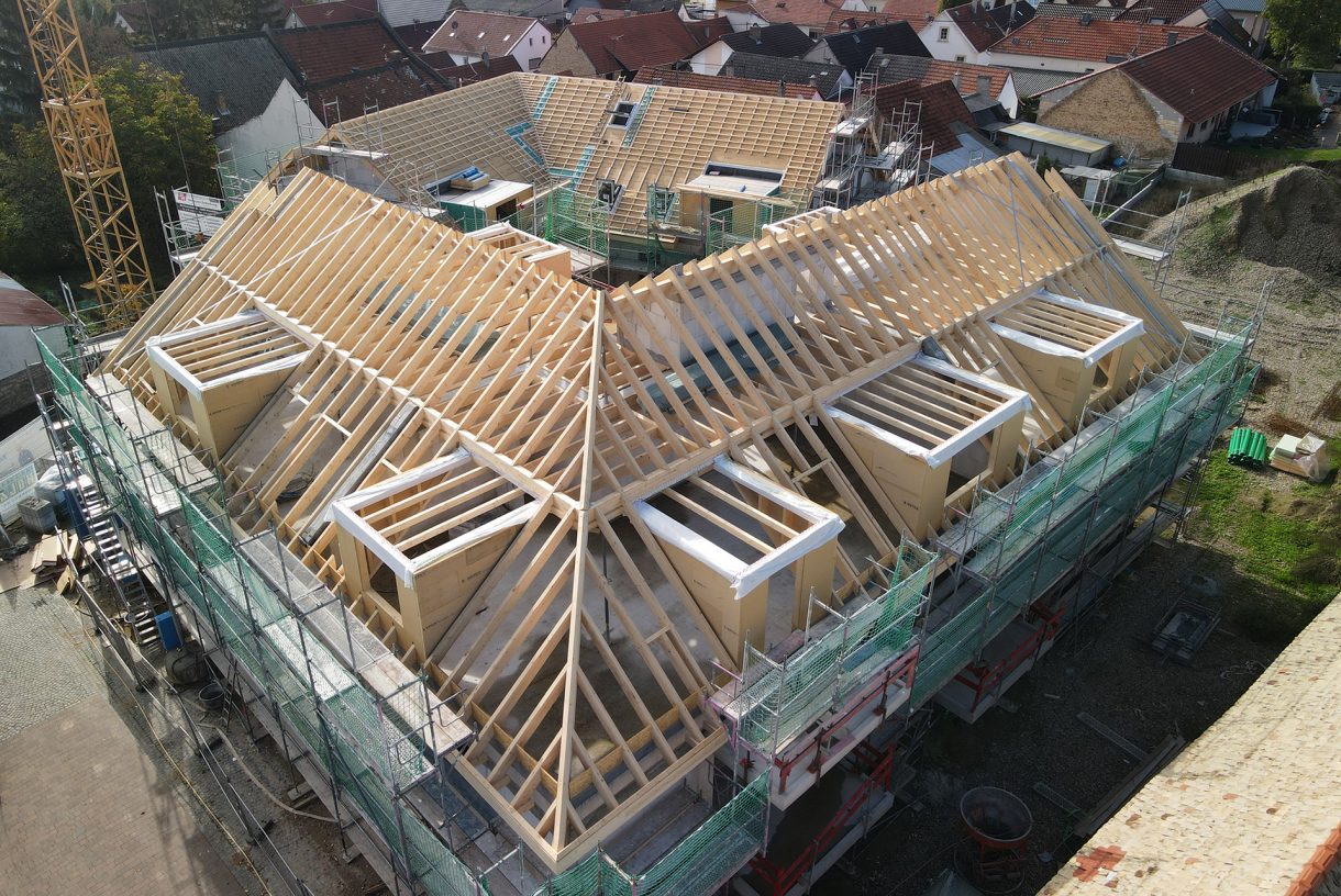 ... als auch auf der Baustelle. Hier wurde ein Dachstuhl gestellt.