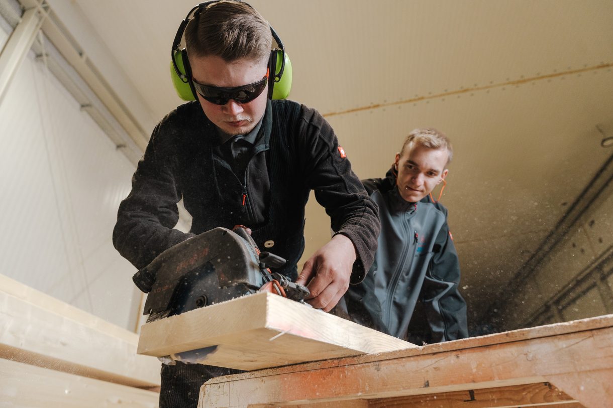 Du arbeitest mit unterschiedlichen Werkzeugen, z. B. mit der Kreissäge.