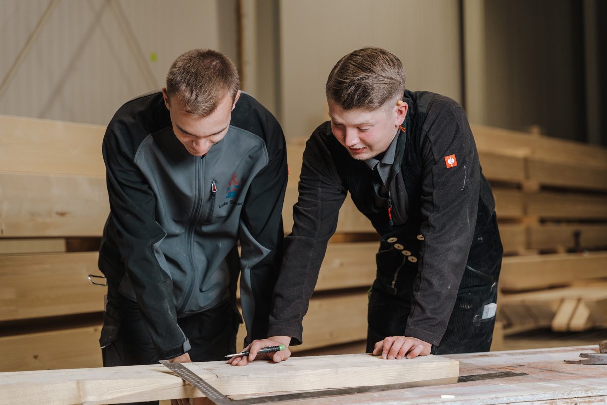 Bei dieser Ausbildung arbeitest Du sowohl in der Werkstatt ...