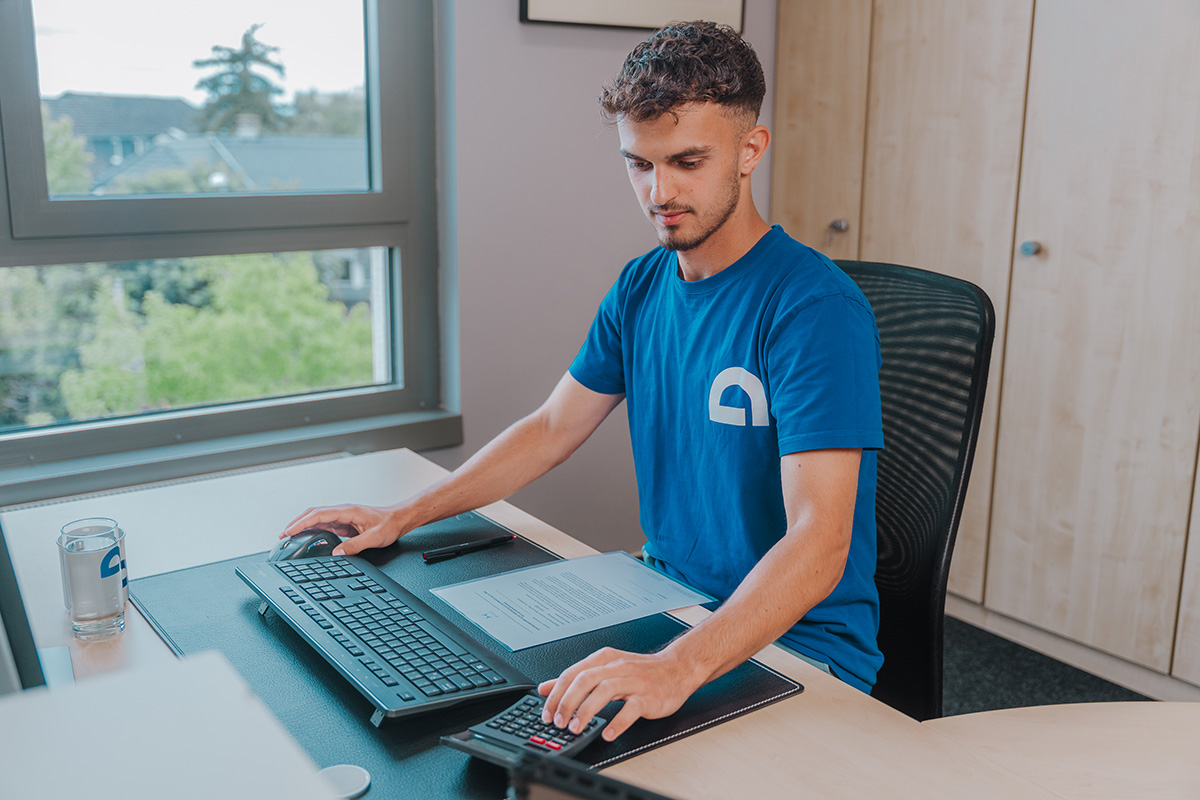 Kaufleute arbeiten hauptsächlich am Schreibtisch. Bei uns machst Du aber auch ein Baustellenpraktikum!