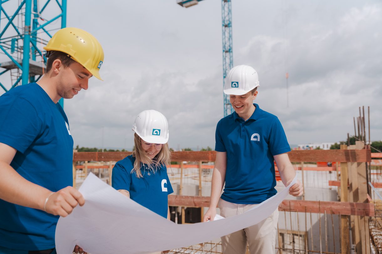 Als Bauingenieur:in bist Du die zentrale Schnittstelle zwischen der Planungsabteilung, dem Bauherrn, dem Polier und den ausführenden Firmen. 