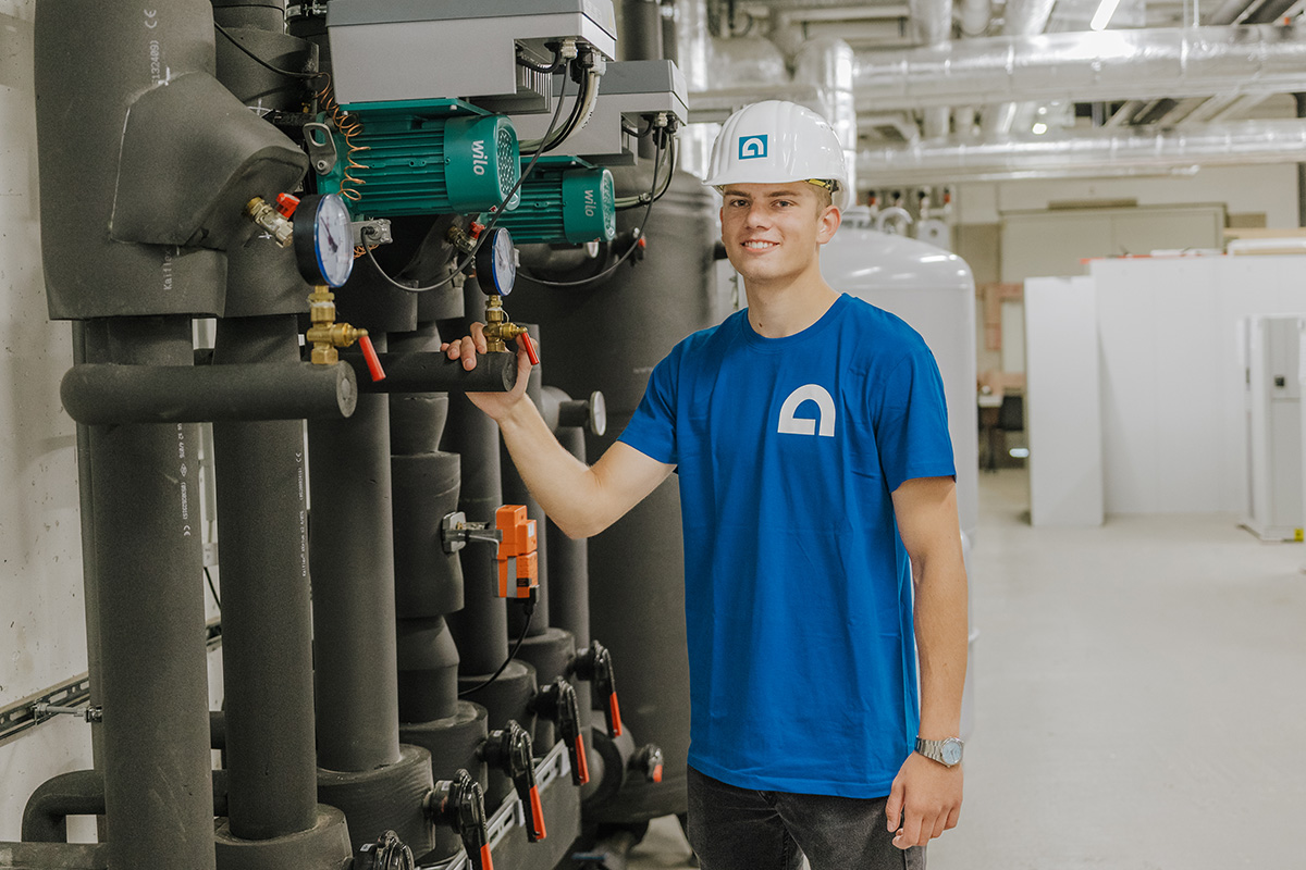 Du arbeitest an ganz unterschiedlichen Orten – nicht nur am Schreibtisch, sondern zum Beispiel auch in großen Technikräumen.