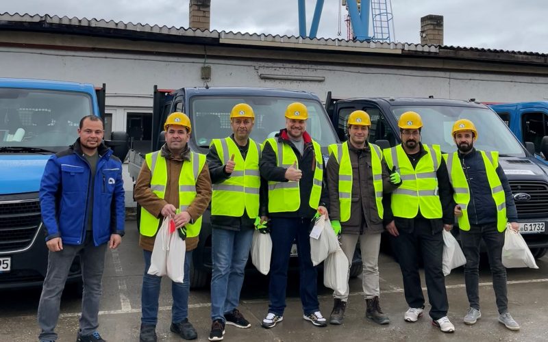 Sechs neue Praktikanten und Übersetzer Moustafa