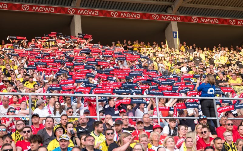 Gemünden-Fanblock auf der Tribüne mit Gemünden-Mainz 05-Schals