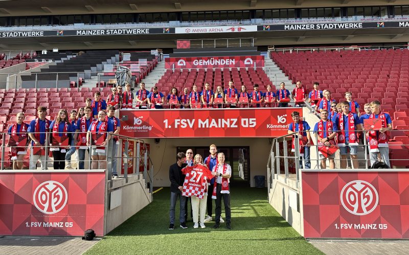 Gemünden-Azubis im Stadion auf der Gemünden-Tribüne
