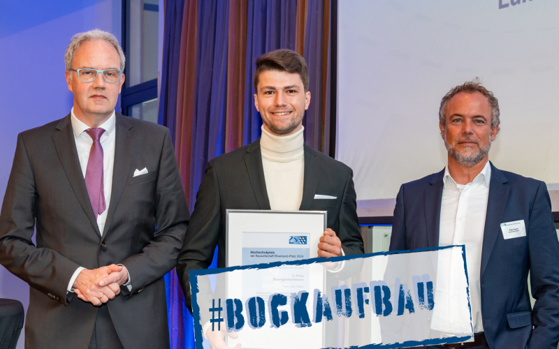 Lukas mit Urkunde bei der Preisverleihung