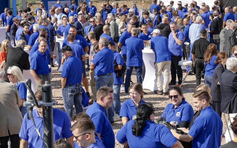 Gemünden-Mitarbeiter in Gemünden-Kleidung auf dem Festgelände