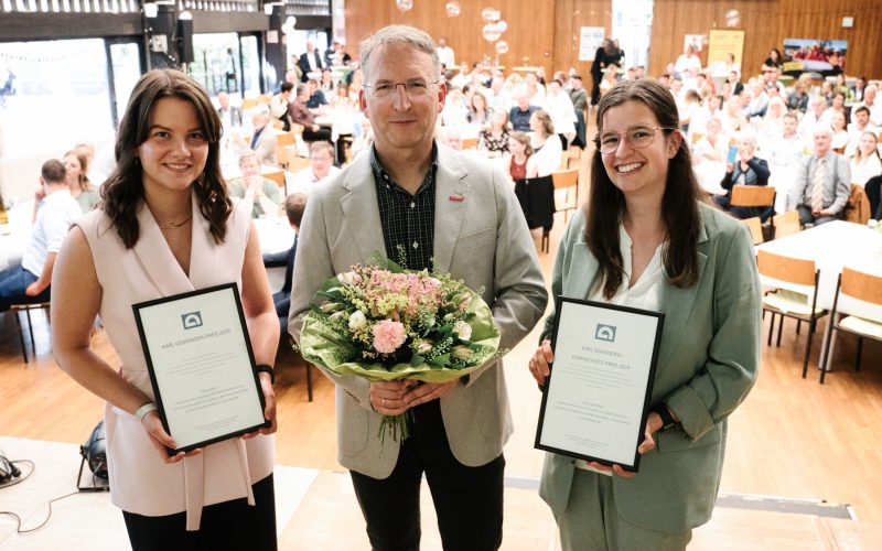 Tim Gemünden übergibt die Urkaunde an beide Preisträgerinnen