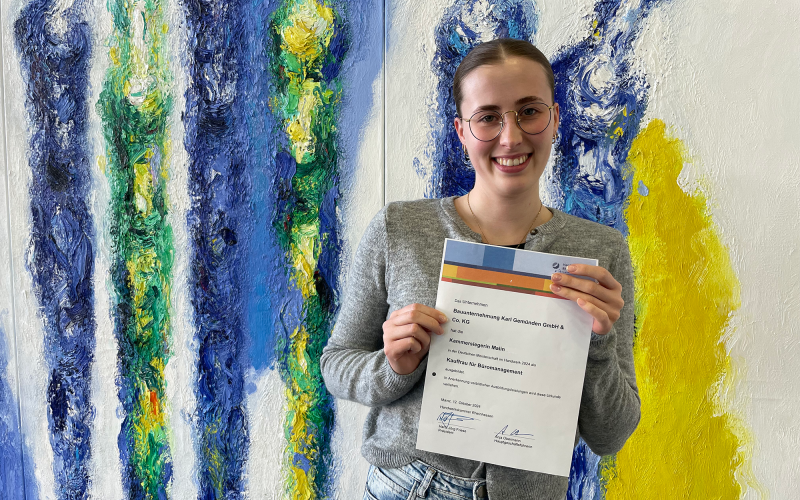 Malin mit ihrer Urkunde